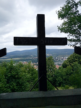 Křížová hora s kaplí Panny Marie Bolestné a sv. Kříže a pohled přes Kalvárii na Český Krumlov v roce 2011...