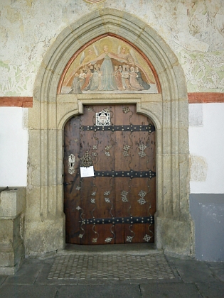 Znak královského města České Budějovice z doby kolem roku 1500 přibitý na hlavní vstupní dveře kostela Nenebevzetí Panny Marie v Kájově, dovozuje starší jeho heraldickou podobu