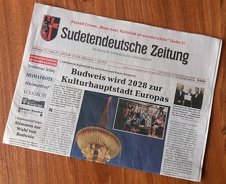 Vazba krajanů na jejich "Budweis" je patrná z titulní strany ústředního listu krajanského sdružení v ohlasu na vyhlášení města kulturní metropolí Evropy v roce 2028