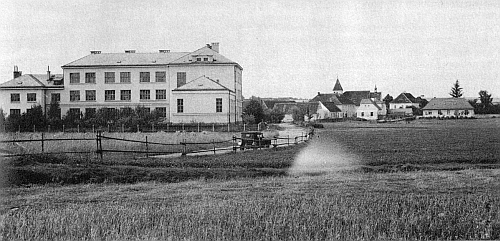 Celkový pohled na Strýčice v třicátých letech 20. století nalevo s českou "Jubilejní školou svatováclavskou", která byla otevřena Národní jednotou pošumavskou v roce 1930, zcela vpravo se krčí "Theresianum", spolkový lokál "křesťanského turnerského sdružení", kde se hrála i německá představení místních ochotníků a byl tu byt učitele německé obecné školy, stojící skromně v pozadí (viz i Fanny Lindauerová)