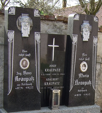 Hrobka Kraupatzů z Radošovic na hřbitově ve Strýčicích, udržovaný prý spřízněnou rodinou podnikatele Milana Krále z Českých Budějovic