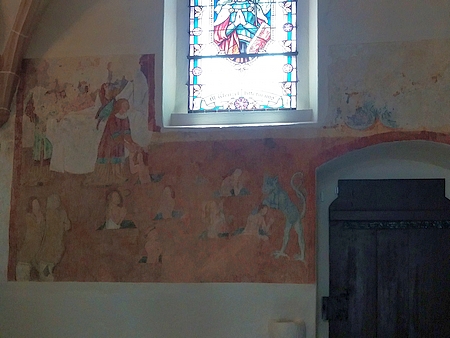 V letech 2013-2023 byl strýčický kostel společným úsilím místních a původních německých obyvatel i jejich potomků obnoven, odkryty byly i původní středověké fresky (viz i výše za oltářem)