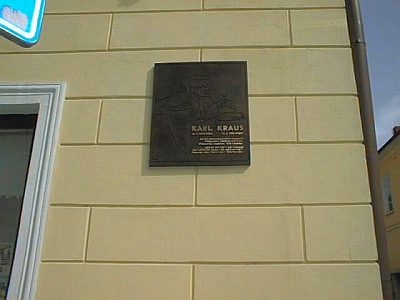 Bronzová pamětní deska Karlu Krausovi na jeho rodném domě v Jičíně (Fortna čp. 43)