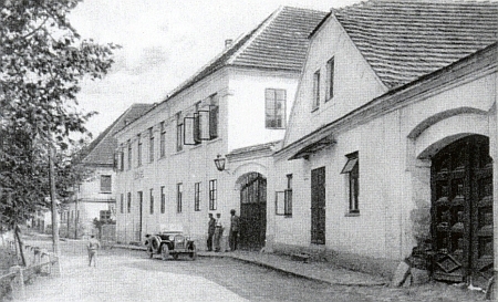 Škola v Kolodějích nad Lužnicí na snímku Jana Švehly (1890-1967) a v roce 2002