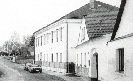 Škola v Kolodějích nad Lužnicí na snímku Jana Švehly (1890-1967) a v roce 2002