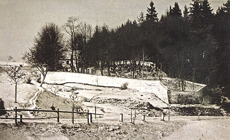 Židovský hřbitov v Kolodějích nad Lužnicí v roce 1940 a dnes