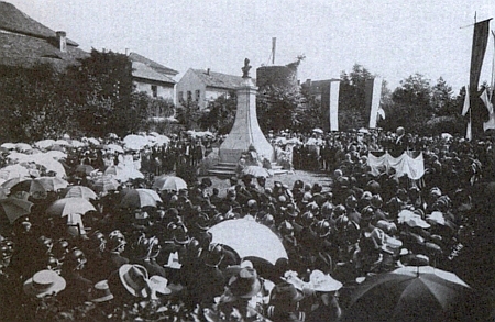 Odhalení jeho pomníku ve Vrchlického sadech města Klatovy 4. srpna roku 1901