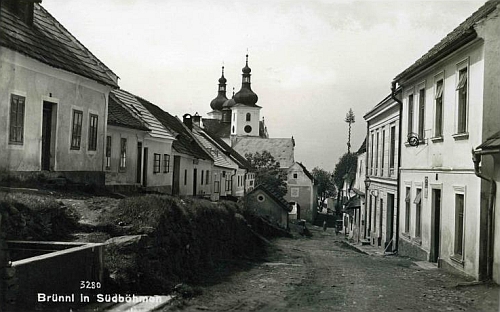 Na staré pohlednici z Dobré Vody je dům, kde Křenkovi bydleli, na levé straně uprostřed