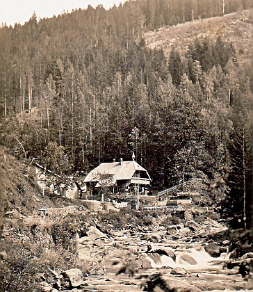 V knize "Tief im Böhmerwald" : Innergefild je i tento snímek Turnerovy chaty s připojeným textem, že má jméno po cestáři Thurnerovi (Turnerhütte i Thurnerhütte je přitom označení hned několika "turnerských" chat v Německu i Rakousku - vzhledem k špatné kvalitě kopie dodáváme ještě kvalitnější fotografii z takřka stejného místa a snad i doby)