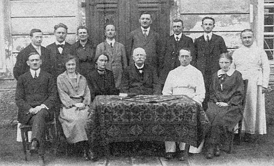 Na snímku učitelského sboru ve Frymburku ve školním roce 1923/1924 stojí úplně vlevo, vedle něj Franz Peter, dole první zleva sedí Ernst Kundlatsch, třetí zleva Fanni Greiplová, druhý zprava děkan Petrus Dolzer, čtvrtý zleva stojí Isidor Stögbauer