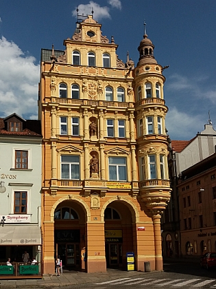 Navrhl mimo jiné výraznou sochařskou výzdobu paláce "Včela" v rohu českobudějovického náměstí Přemysla Otakara II.