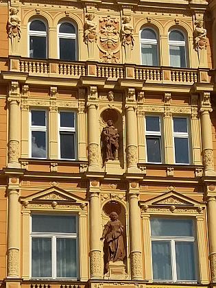 Navrhl mimo jiné výraznou sochařskou výzdobu paláce "Včela" v rohu českobudějovického náměstí Přemysla Otakara II.