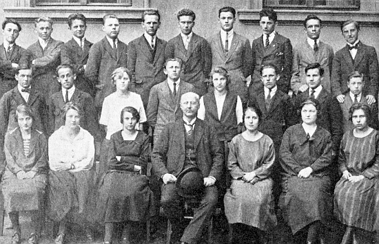 Na fotografii maturitního ročníku českobudějovické německé reálky roku 1924 stojí ve druhé řadě druhý zprava, nahoře úplně vlevo je Guido Rodinger...