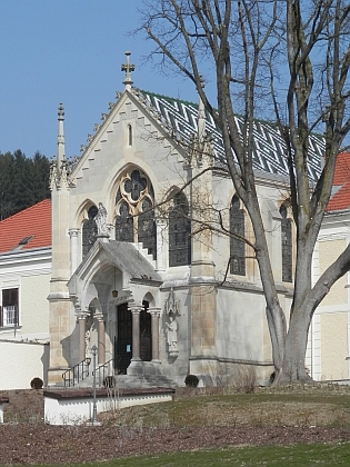 Pamětní kaple, zřízená při karmelitánském klášteře v Mayerlingu k modlitbám za nešťastného korunního prince Rudolfa, který v blízkém loveckém zámku spáchal sebevraždu s Mary Vetserovou