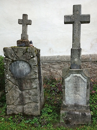 Mezi několika málo náhrobky, dochovanými na svatotomášském hřbitově, jsou ty, které patří jejich rodičům: maminka zemřela 28. prosince 1878, tatínek 1. září 1885