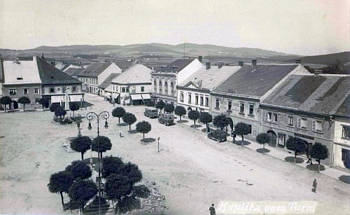 Snímek kaplického náměstí z věže zachycuje na staré pohlednici dům čp. 43 (hotel Zlatý kříž) druhý zprava