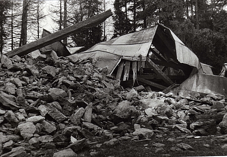 ... poslední snímek ještě stojící kaple z roku 1965 už se shozenou špicí věže