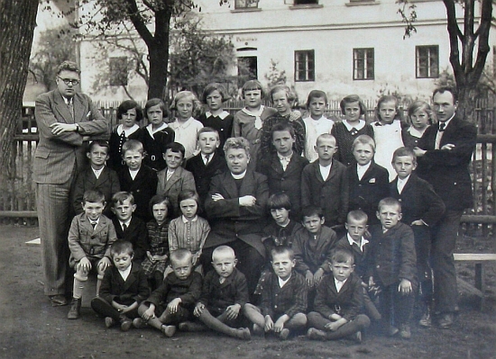 Tato fotografie v blížejovské školní kronice je z roku 1934, dá se tedy předpokládat že je tu s tamní 1. třídou a učiteli zachycen on