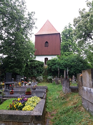 Kostel svatého Jakuba Většího, hřbitovní kaple sv. Barbory, zvonice a barokní budova fary v Čížové