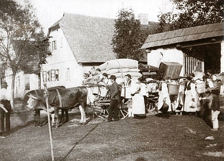 Na snímku z roku 1893 je zachyceno převážení nevěstiny výbavy z chodského statku v jeho rodném Postřekově