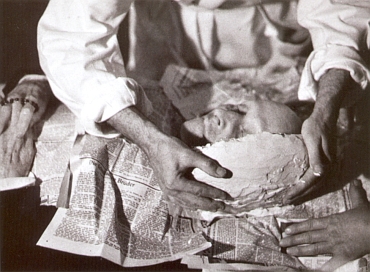 Jeho posmrtná maska a její vznik - Kubinovu hlavu a také ruce sňal do sádry sochař Toni Schneider-Manzel (1911-1996)