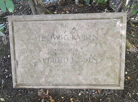 Původní náhrobní deska je dnes uložena u jeho domu ve Zwickled