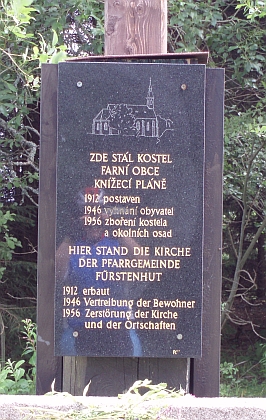 Takto vypadá místo, kde kostel v Knížecích Pláních stával, dnes (2010) - schwarzenberský erb byl po požáru v roce 1912 zavěšen nad vchodem do kostela