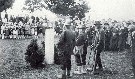 ... a tady je Pius, ten vpravo s holí a motykou, při slavnosti jeho odhalení