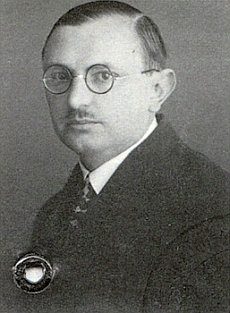 Snímek z jeho pasu, vystaveného v Chebu 23. června roku 1931, provází v krajanském měsíčníku přetisk jeho textu o šumavských nářečích