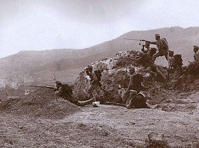 "Pětatřicátníci" z plzeňského pluku na skalce nad Prachaticemi, zvané dnes Žižkova, při cvičení r. 1900