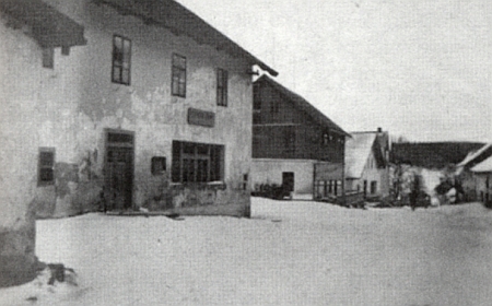 Bývalý hostinec "U Stroblů" (dnes "Šumava Inn"), kde přespal Adolf Hitler a zapsal se tam i do pamětní knihy