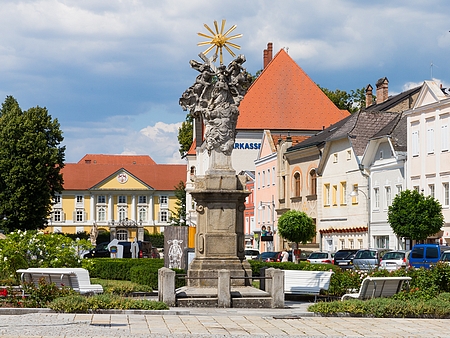 Dům čp. 7 na náměstí v Eferdingu, kde žil, je na snímku druhý zprava