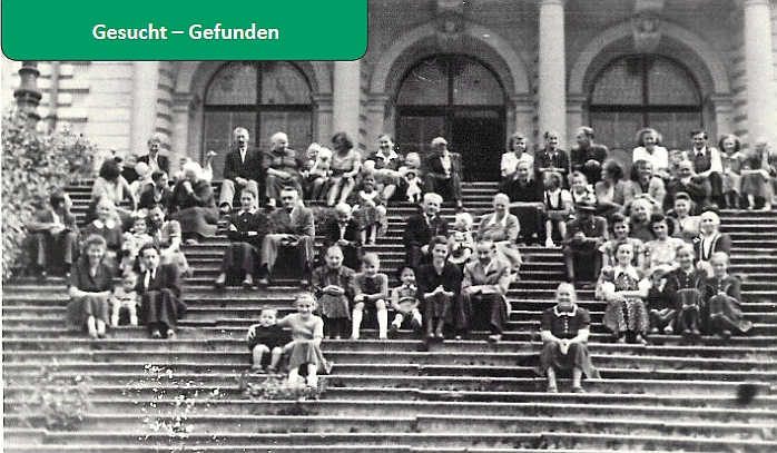 V krajanském časopise vyšla v roce 2019 tato fotografie odsunutých ze Šumavy, kteří byli ubytováni na zámku v Oberfrauenau, patřícímu Poschingerům, majitelům místní sklárny: v roce 1953 jich tu z původních 120 zůstávalo 57, mezi nimi i Küblbeckovi - podle popisky by měli sedět ve třetí řadě zprava, on sám jako šestý, těžko se ale dopočítat řad i fotografovaných, nejspíše je uprostřed snímku vedle malé Margarete otočené k němu...