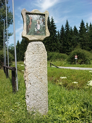 U zaniklé osady Růžový Vrch prochází Schwarzenberský kanál hlavním evropským rozvodím - místu se dnes říká U Korandy podle hajného, který byl posledním obyvatelem osady a najdeme tu tato boží muka s obrázkem sv. Huberta