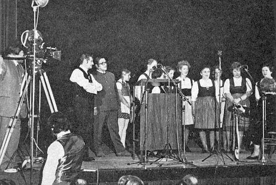 Stojí tu na podiu "nářečního" sněmování v Deggendorfu roku 1972 jako jeho organizátor
vedle Adalberta Pongratze, který konferoval