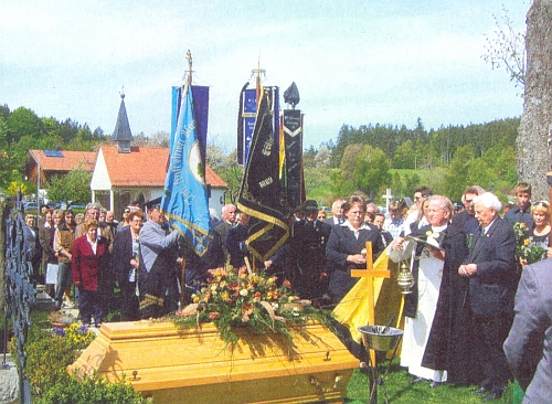 Jeho pohřeb na horském hřbitově v Greisingu koncem dubna 2009