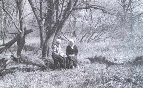 Marie (ve věku 99 let) a Heidrun Kuchlerovy na místě, kde kdysi stával "Weberbauernhof"