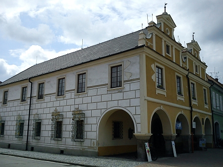 Muzeum JUDr. Otakara Kudrny v Netolicích sídlí v tzv. "Rožmberském domě", který je nejlépe dochovaným renesančním domem ve městě - výzdoba na bočním průčelí je původní (sgrafito a iluzivní bosáž), štíty do náměstí jsou novorenesanční úpravou z doby, kdy budovu vlastnil zakladatel muzea, jehož jméno nyní nese 