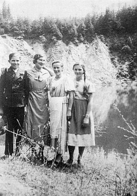 Se sestrou Hildou, později provdanou Hajekovou, a ještě dvěma děvčaty nad jezírkem U kyzu