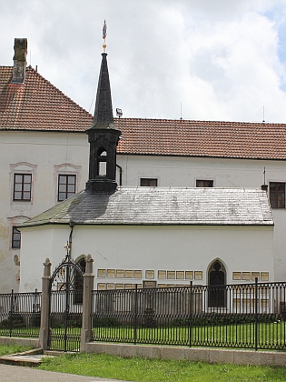 Rajský dvůr vyšebrodského kláštera a hřbitovní kaple sv. Anny