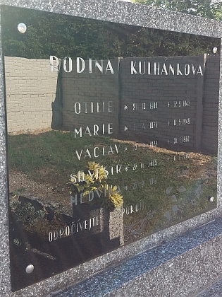Rodinný hrob na hřbitově v Horních Kounicích