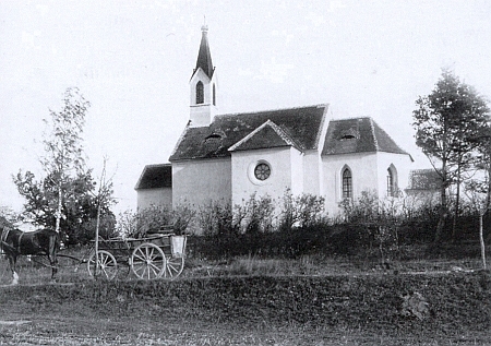 Krypta kaple sv. Antonína v Hradešicích slouží od roku 1809 jako rodinná hrobka Taaffeových
- snímek z doby kolem roku 1900 z archivu Pety Taaffe