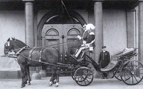 Kočár připravený před nalžovským zámkem pro rodinu Taaffe
na snímku z doby kolem roku 1900 z archivu Pety Taaffe