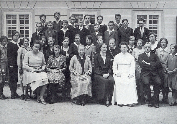 Na těchto snímcích z roku 1931 a 1933 sedí mezi členy učitelského sboru obecné školy
ve Frymburku zcela napravo