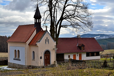 ... a dnes: kaple Svaté rodiny a jediné stojící stavění v Modlenicích dnes