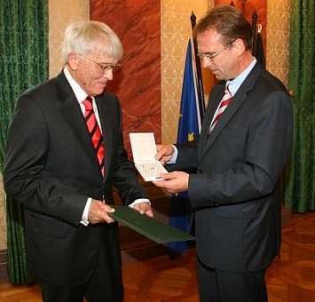 V září 2008 přebírá od předsedy vlády Svobodného státu Durynsko Řád za zásluhy