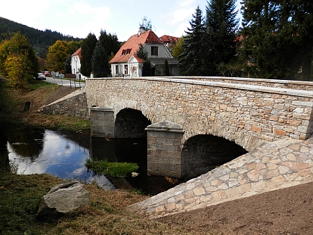 Formani, kteří jeli do Kájova z Českého Krumlova, přejížděli už od poloviny 19. století i tyto dva mosty přes Polečnici (2021)
