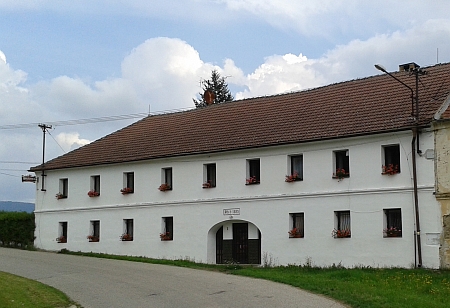 Vierkant čp. 3, kde se říkalo po chalupě "Ratzker", nářeční výslovností "Ratzka", je dnes známý penzion, odkud je blízko do Krumlova i do Kájova, zařazený navíc mezi kulturní památky