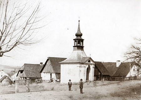 Náves v Prapořišti s kaplí sv. Jana Křtitele, rodný dům stával níže vlevo