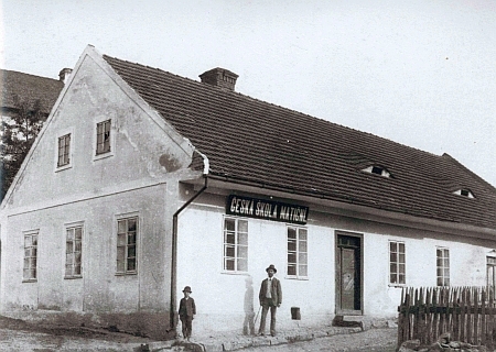 Budova české matiční školy v Prapořišti na snímku z konce 19. století